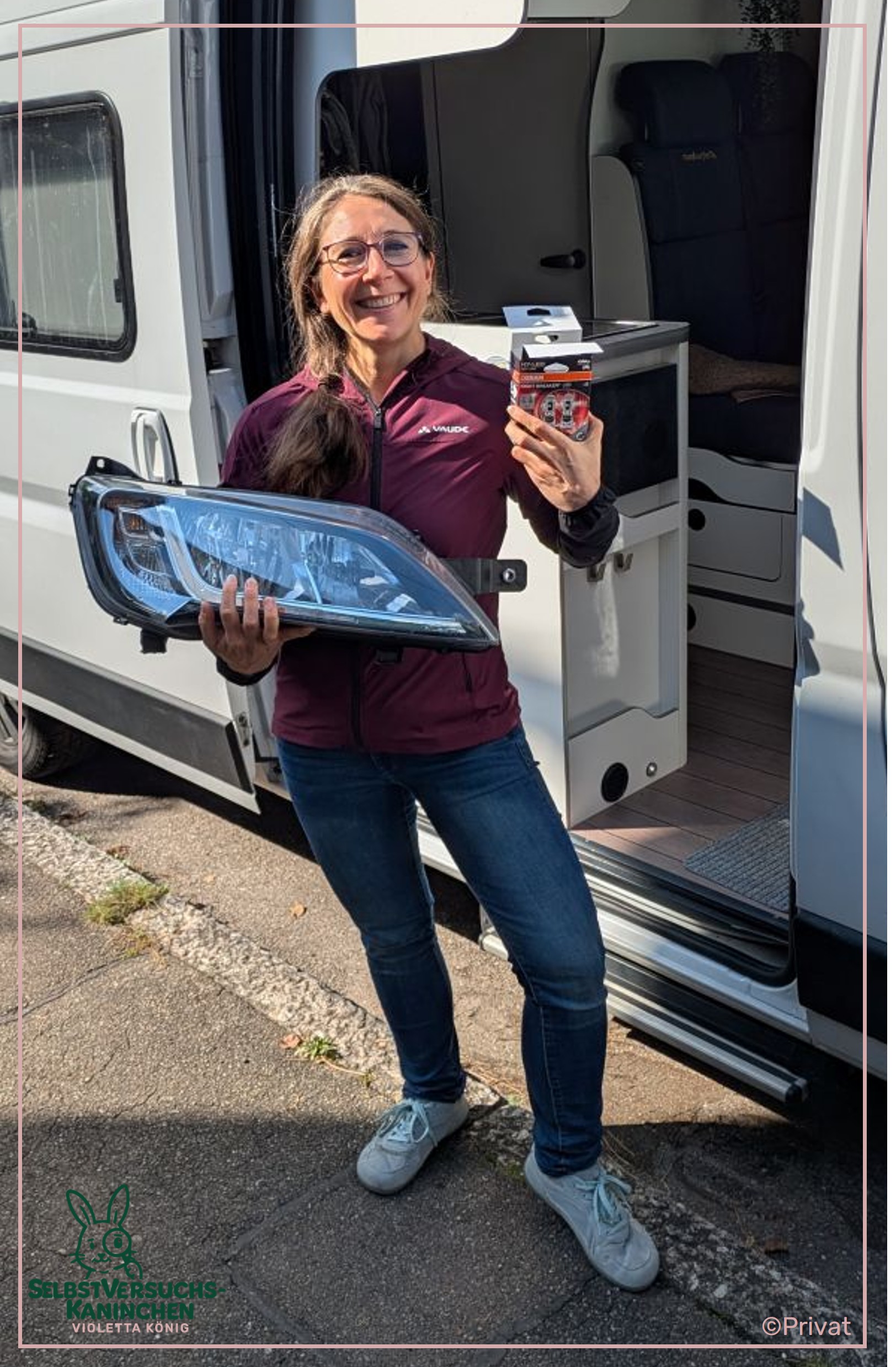 Ich mit dem ausgebauten Scheinwerfer und der Leuchtmittelpackung