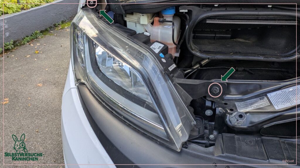 Die beiden Schrauben im Motorraum die gelöst werden müssen