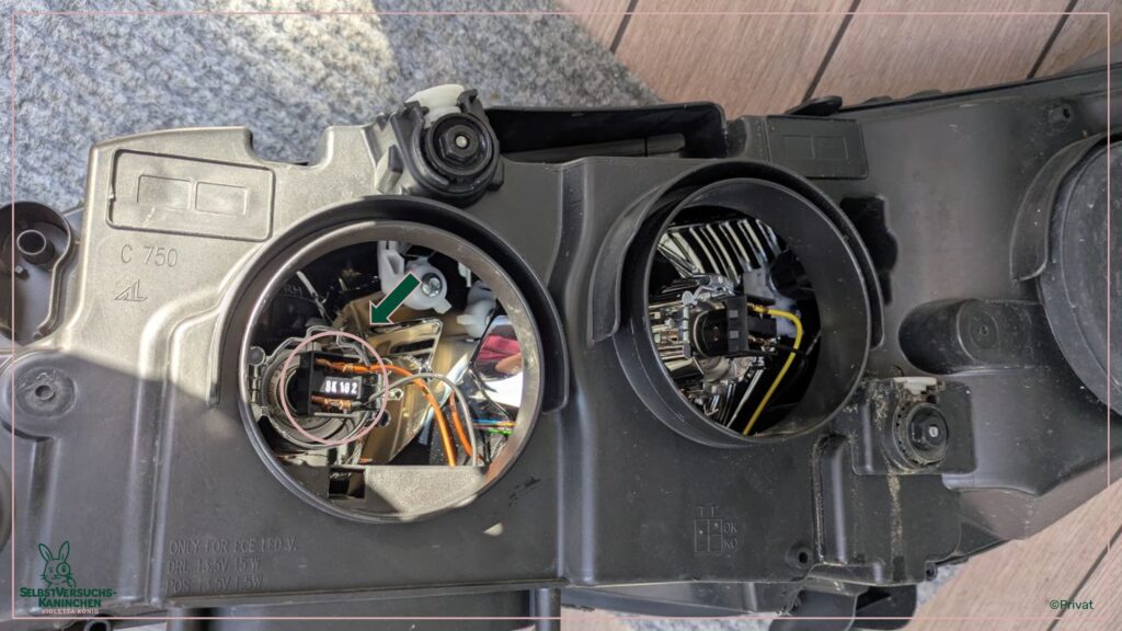 Geöffneter Scheinwerfer - die beiden Leuchtmittel sind nun sichtbar